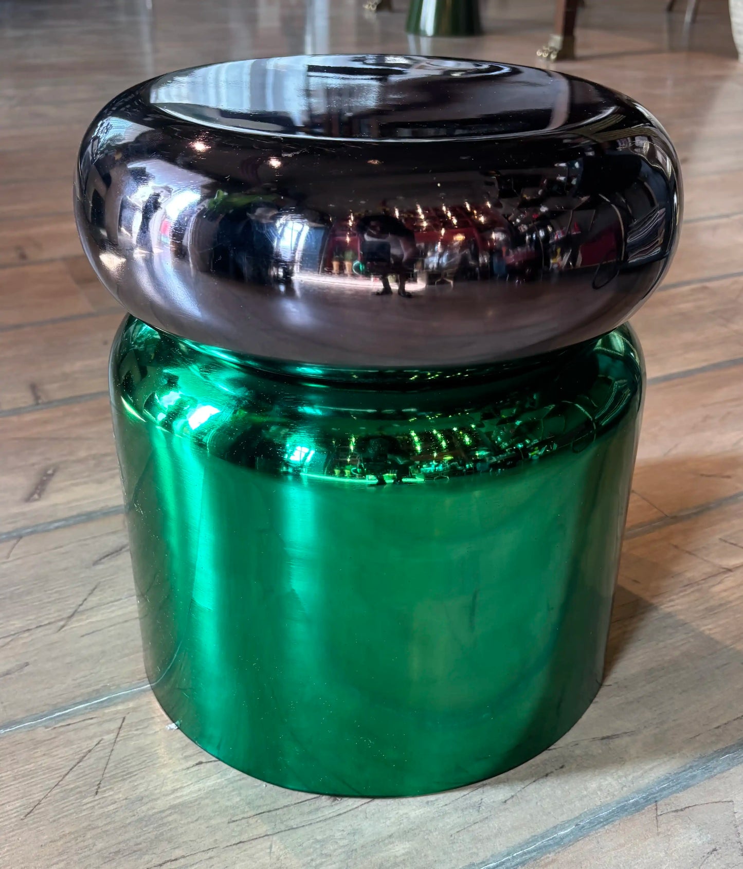 Vaso bulboso Kioto verde in metallo con tavolino 61cm