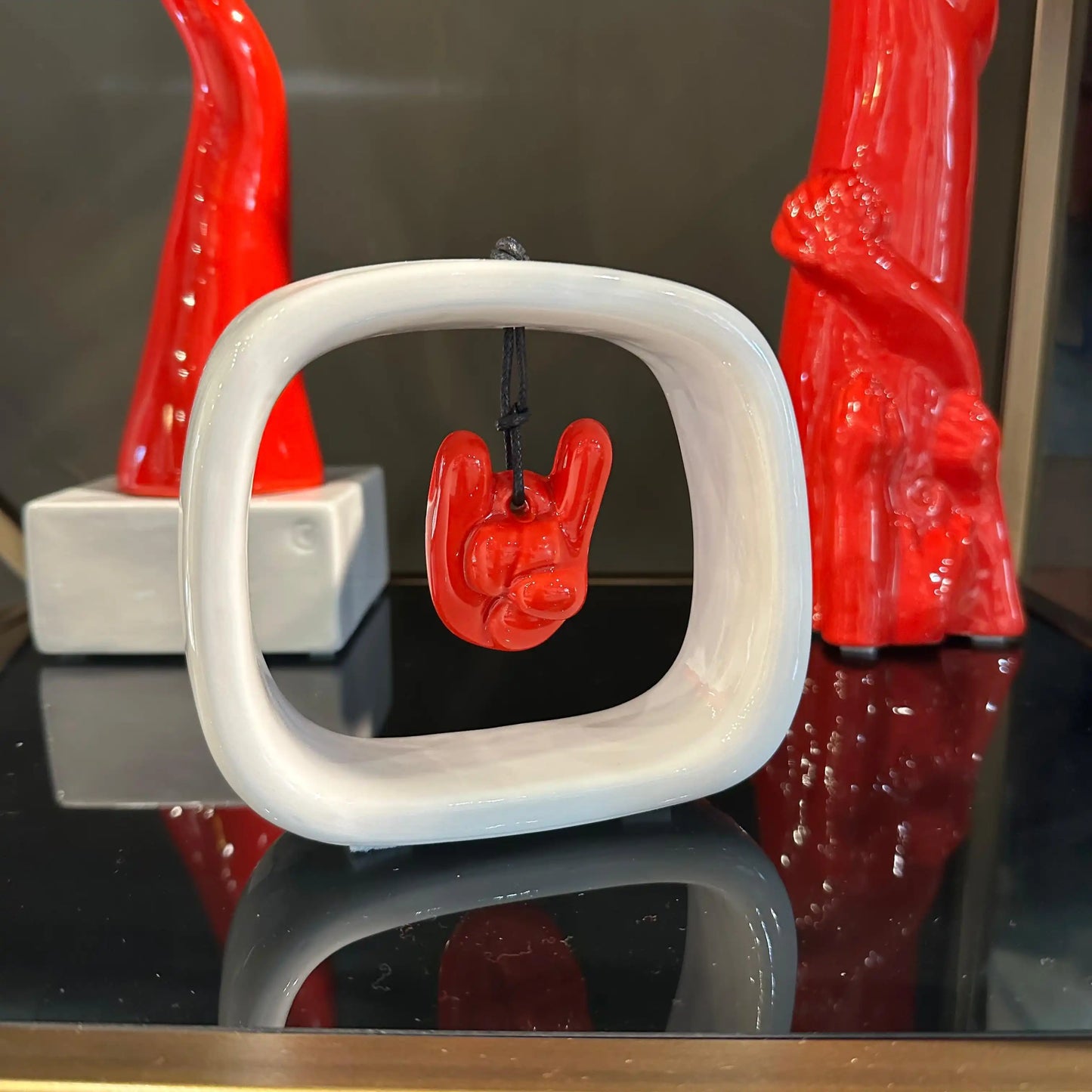 Cornice in ceramica con elemento scaramantico