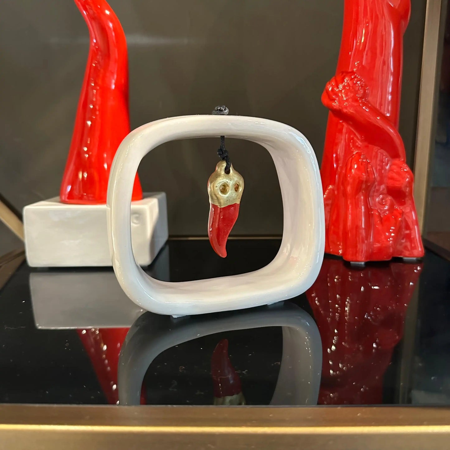 Cornice in ceramica con elemento scaramantico
