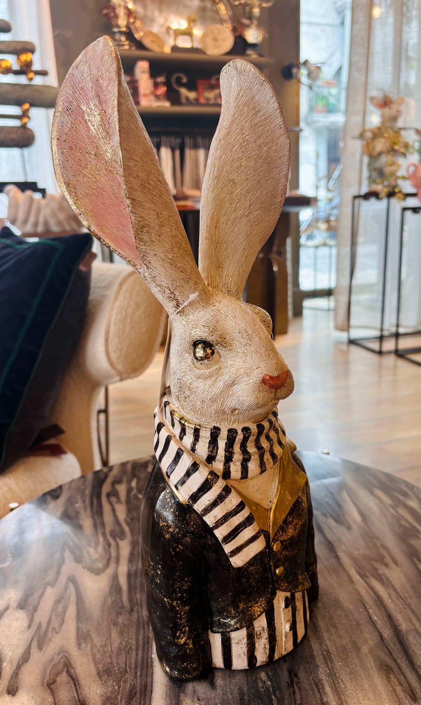 Coniglio pasquale con frac e sciarpa, oro e nero, 40 cm