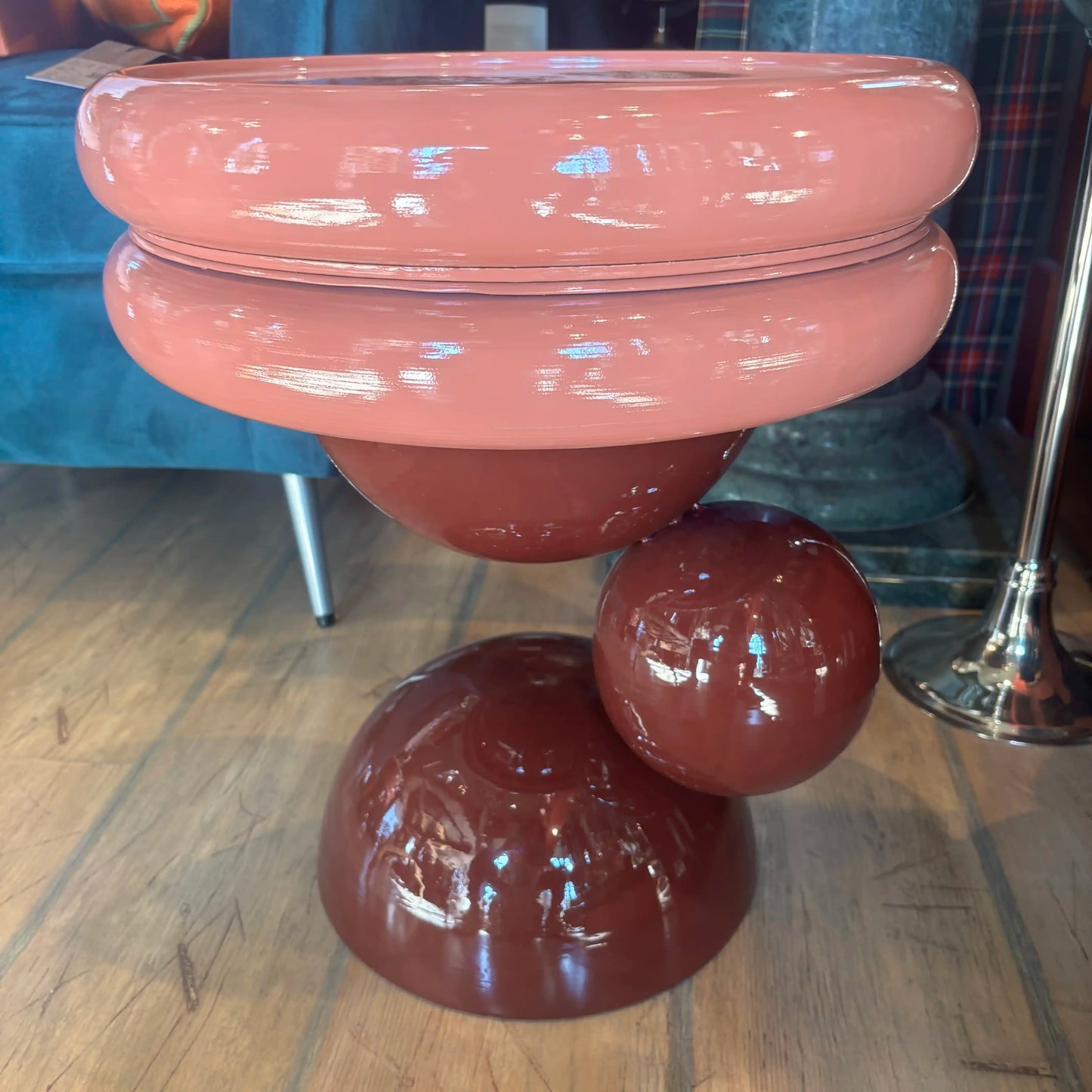 Tavolino in metallo rosa 47h