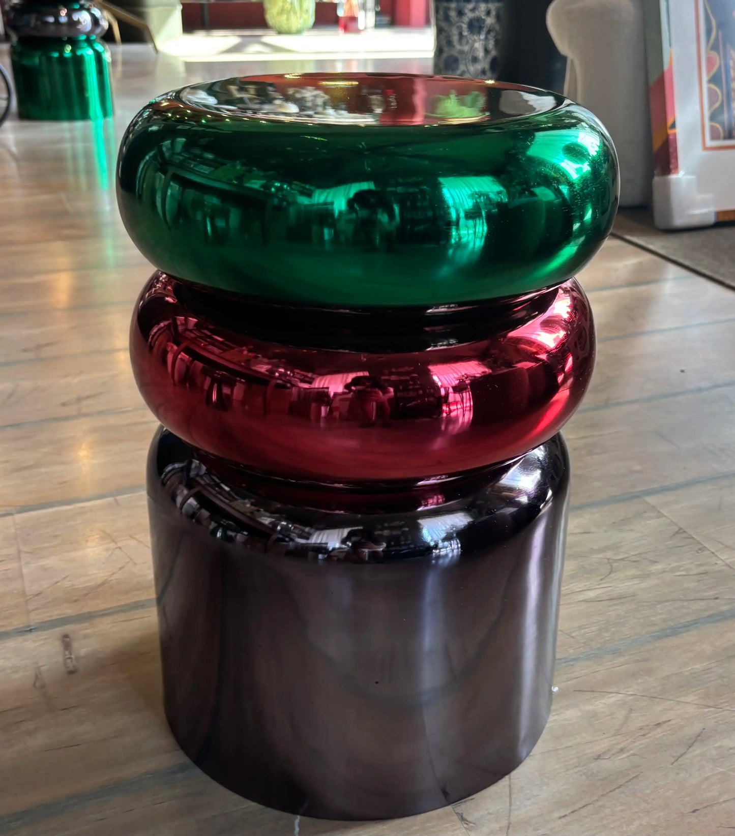 Vaso bulboso Kyoto rosso in metallo con tavolino 67cm