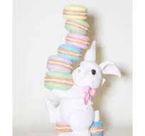 Coniglietto grande con pila di macaron 90CM